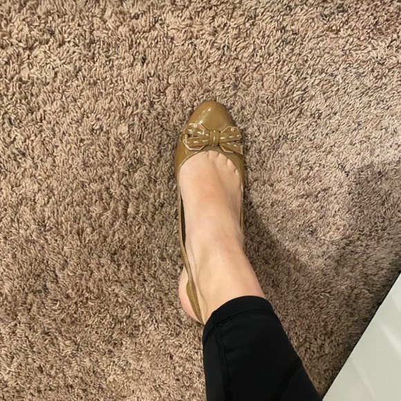 Etienne Aigner brown/tan low heel shoes - Picture 3 of 6